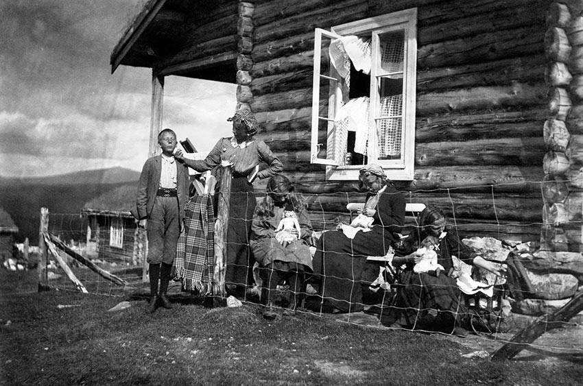 Sommerferie på Hinøglslisætrin ca. 1908. Restaurert foto.