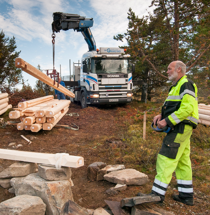 Levering av laftetømmer. Foto.