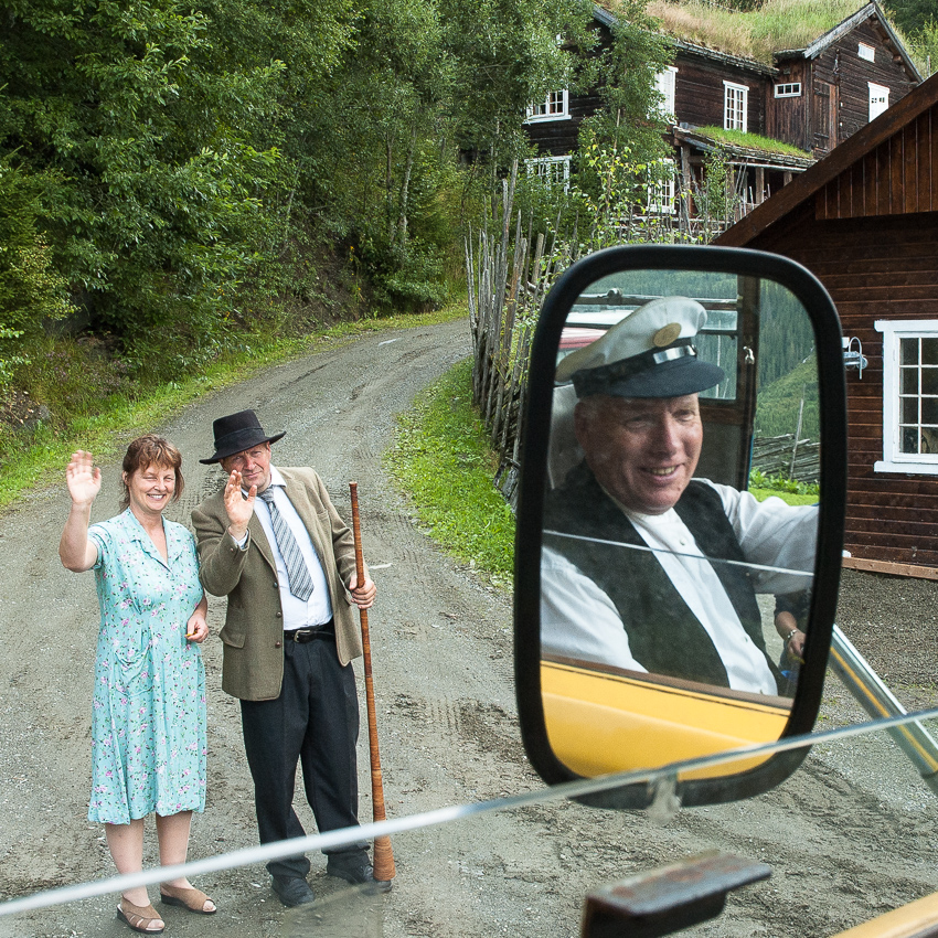 Tor Grimstad med vertskapet på Kulturstua i Ro. Foto.