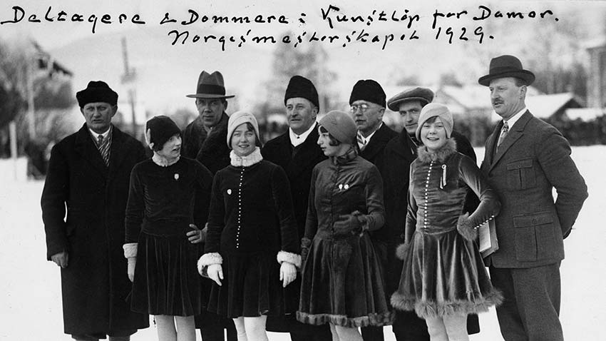 Deltakere og dommere i Norgesmesterskapet i kunstløp 1929. Restaurert foto.